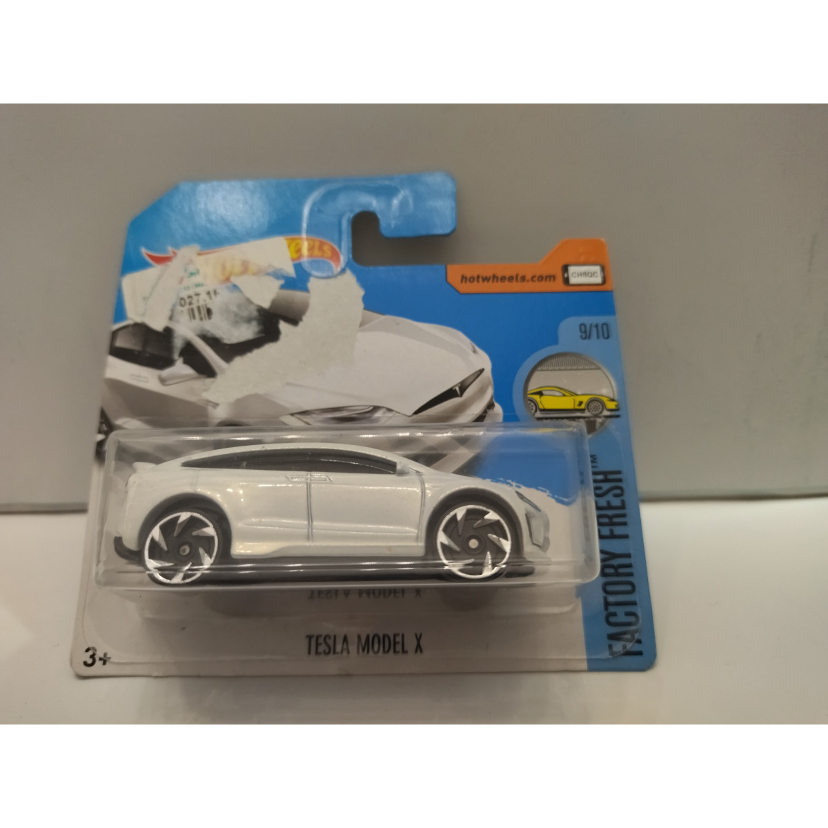 TESLA MODEL X WHITE 1 64 HOT WHEELS CARTON MAL ESTADO CARD DAMAGED