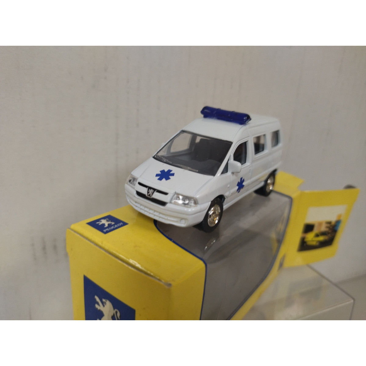 PEUGEOT EXPERT AMBULANCE apx 1:64 NOREV (7,5cm) - BCN STOCK CARS