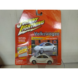 VOLKSWAGEN NEW BEETLE 2000 WHITE 1:64 JOHNNY LIGHTNING