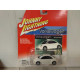 VOLKSWAGEN NEW BEETLE 2001 WHITE 1:64 JOHNNY LIGHTNING