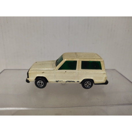 NISSAN PATROL 4WD BLANCO apx 1:64 GUISVAL NO BOX