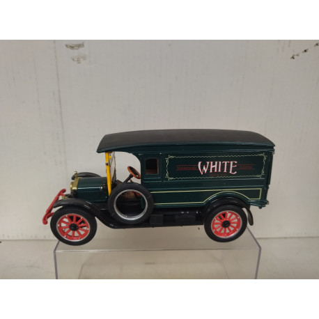 WHITE MOTOR CO. VAN 1920 GREEN 1:32 ROAD SIGNATURE DEFECT/NO BOX