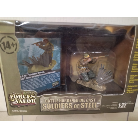 SOLDIERS OF STEEL 101st AIRBONE DIV PFC COOPER 1:32 FORCES VALOR