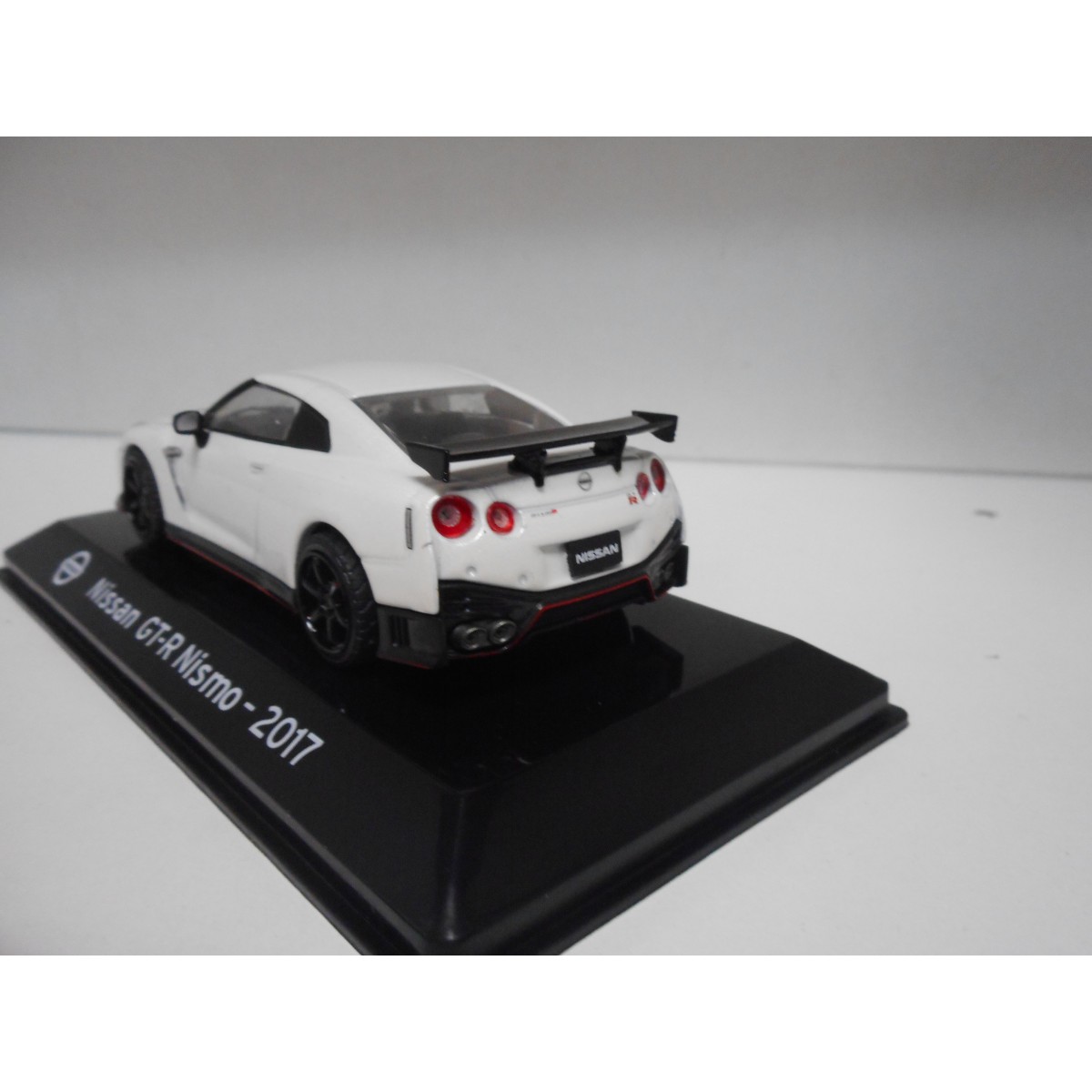 エブロEBBRO 日産NISSAN GT-R NISMO 1/43 ホワイト｜ミニカー www