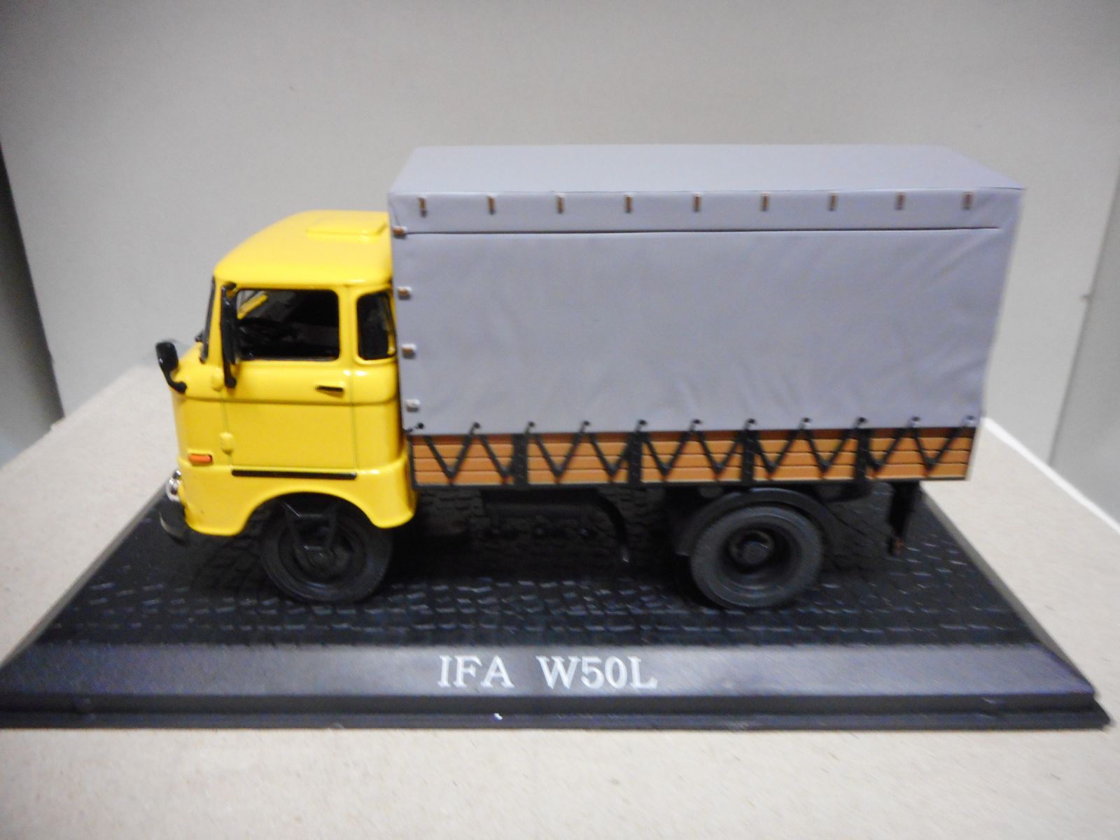 IFA W50L TRUCK ATLAS IXO 1:43 - BCN STOCK CARS