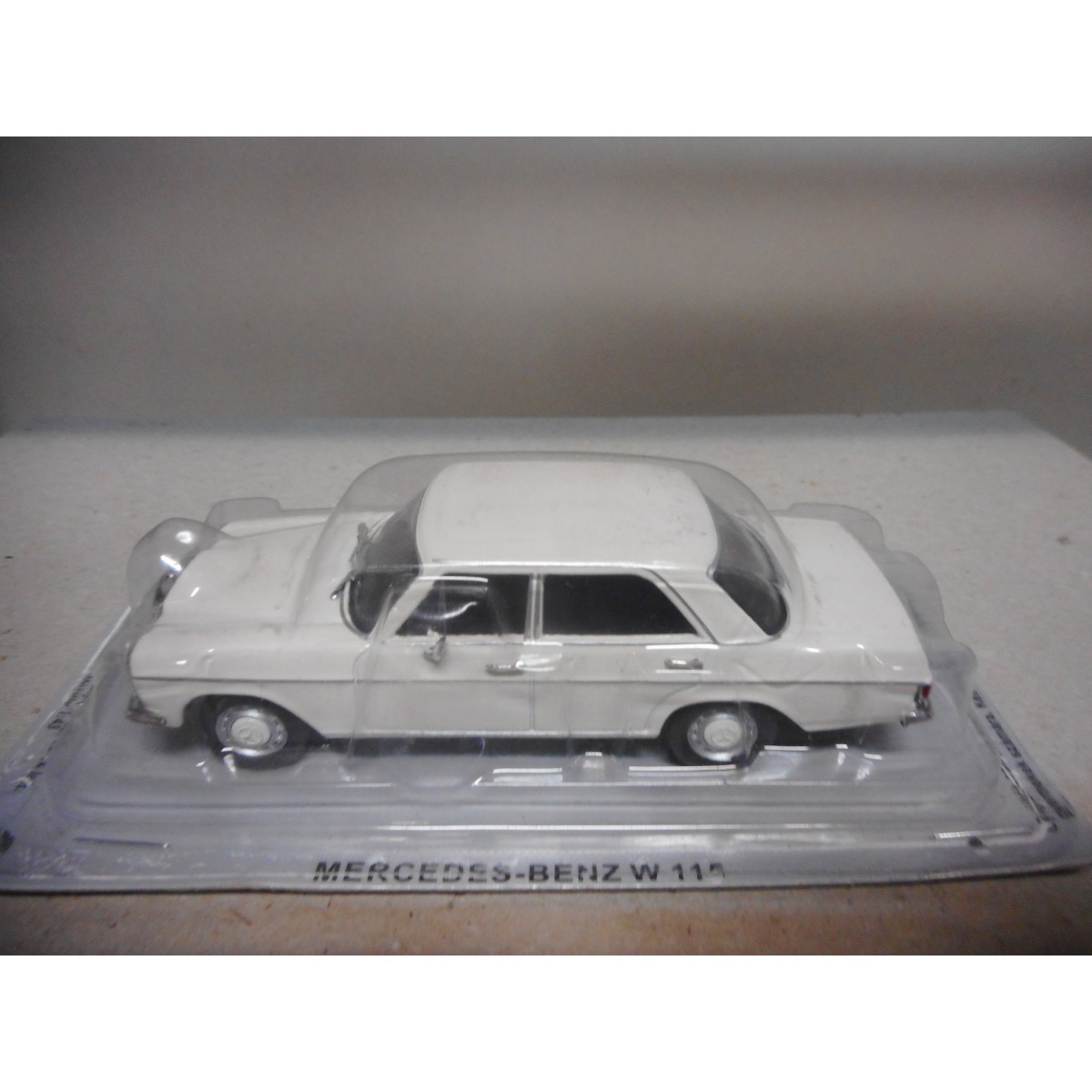 MERCEDES-BENZ W115 220 WHITE/CREAM DeAGOSTINI IXO 1:43 - BCN STOCK CARS