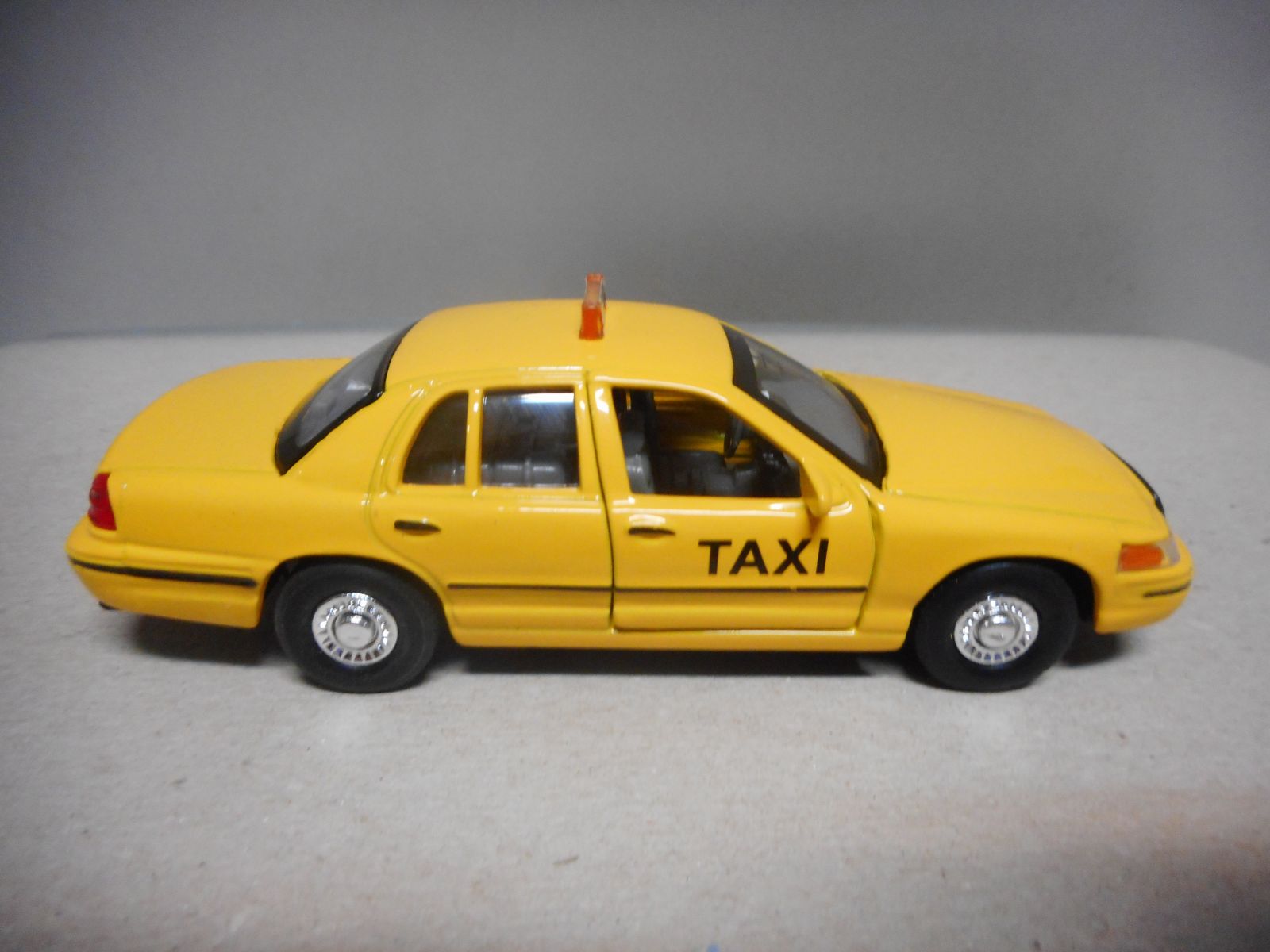 FORD CROWN VICTORIA TAXI NEW YORK 1999 1:36/38 WELLY - BCN