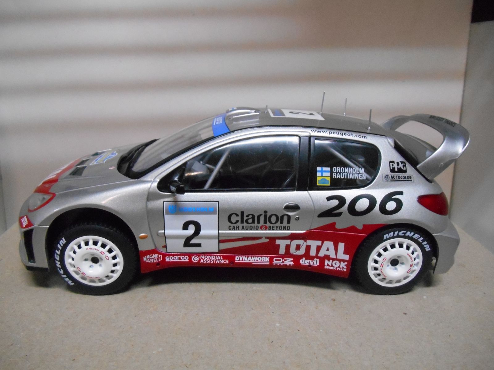 PEUGEOT 206 WRC RALLY SWEDEN 2002 GRONHOLM 1:18 ALTAYA IXO - BCN