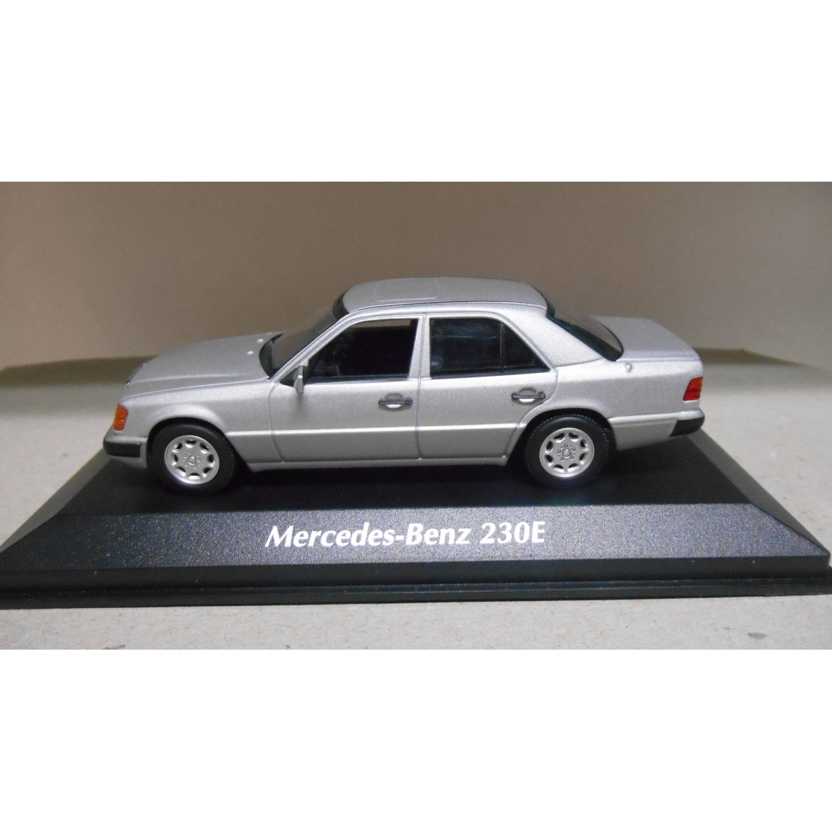 MERCEDES-BENZ W124 230 E SILVER MAXICHAMPS 1:43 MINICHAMPS - BCN