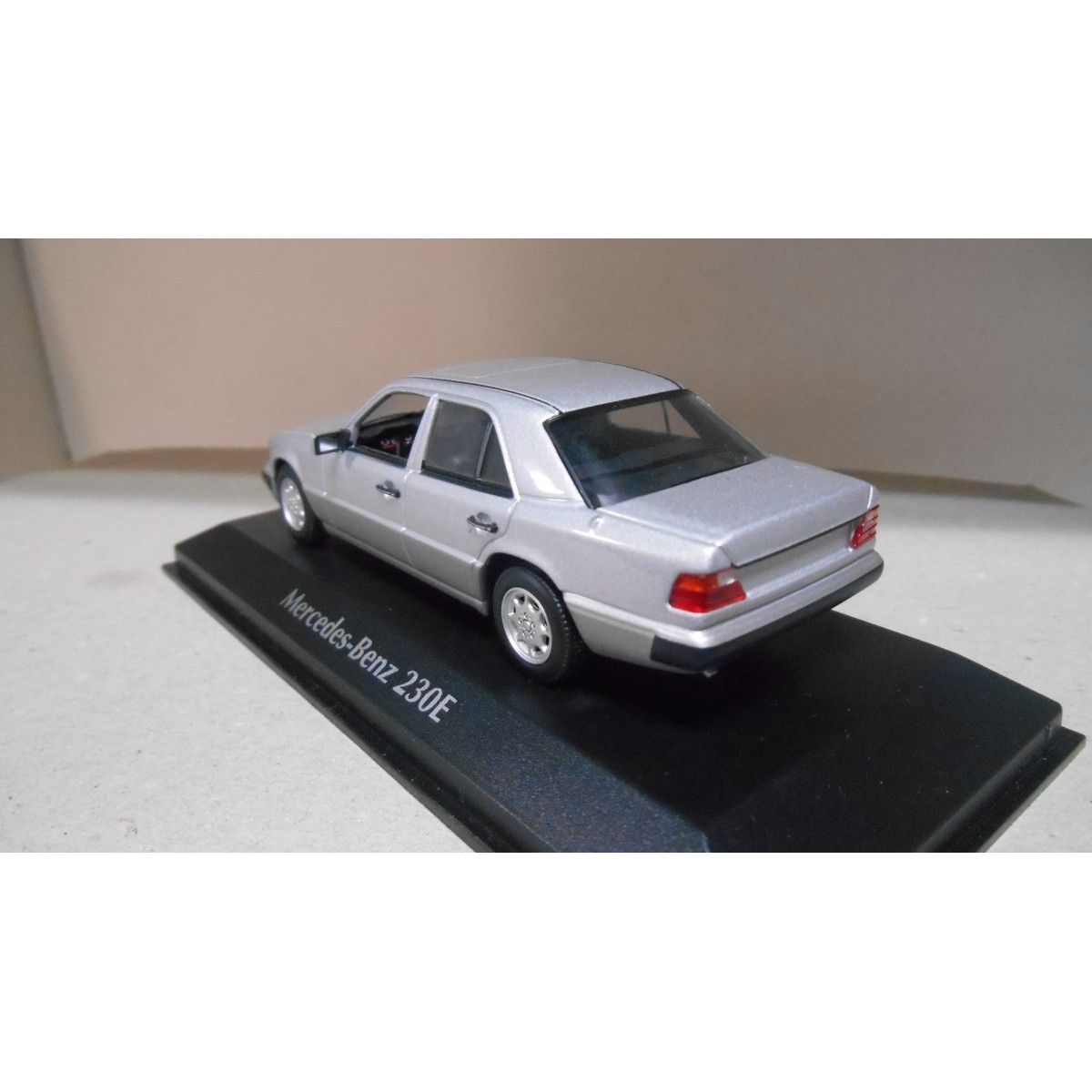 MERCEDES-BENZ W124 230 E SILVER MAXICHAMPS 1:43 MINICHAMPS - BCN