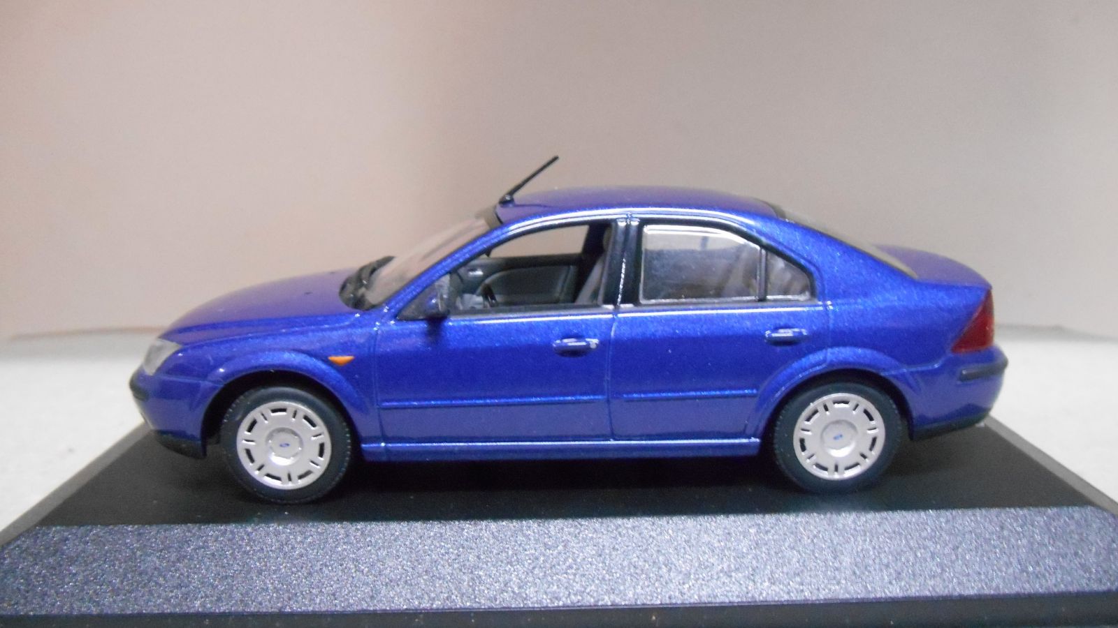 FORD MONDEO MK3 MODEL CAR BLUE 1:43 SCALE MINICHAMPS 4 DOOR 2000 K8 