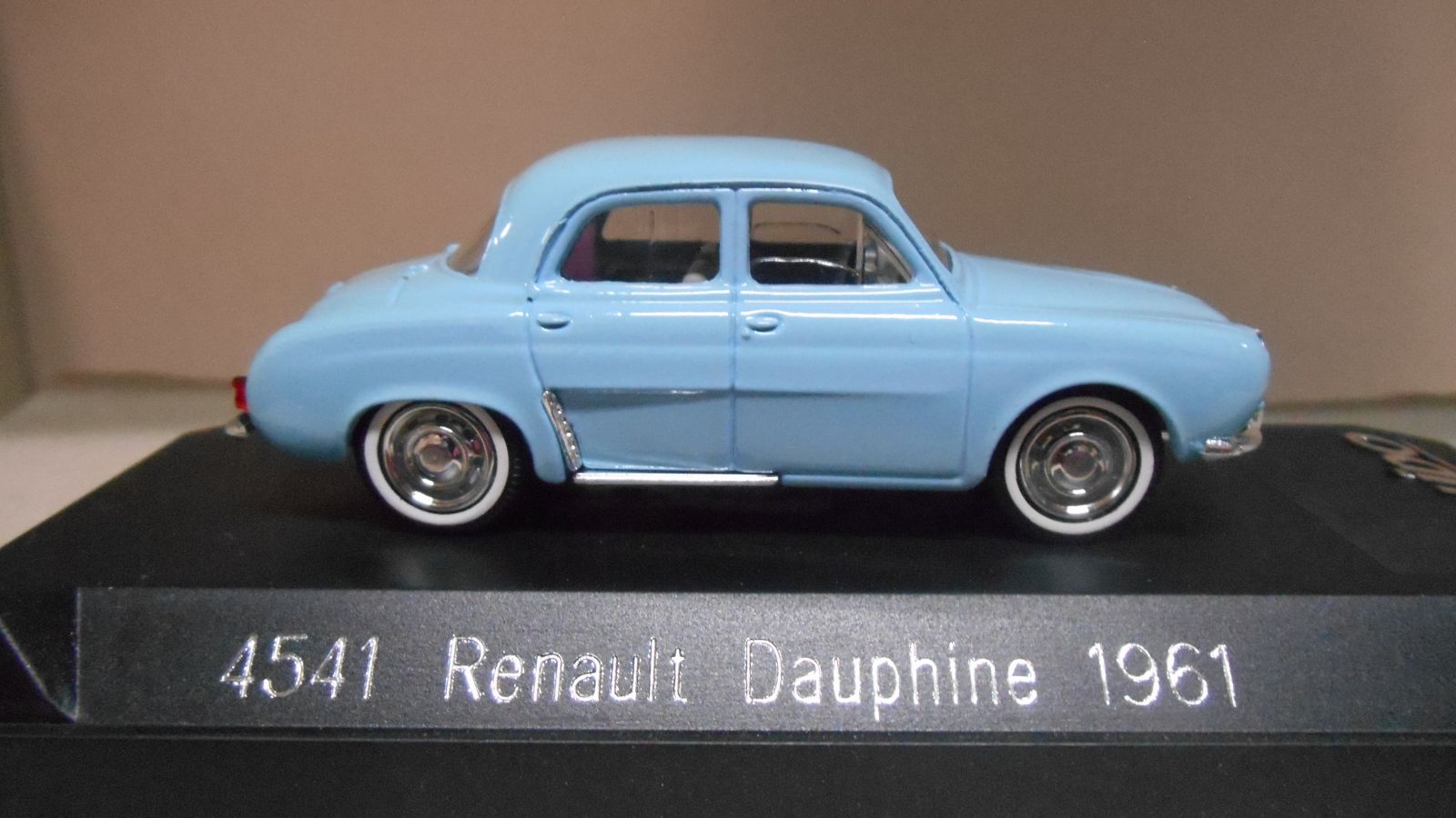 RENAULT DAUPHINE 1961 BLEU CIEL 1:43 SOLIDO 4541 - BCN STOCK CARS