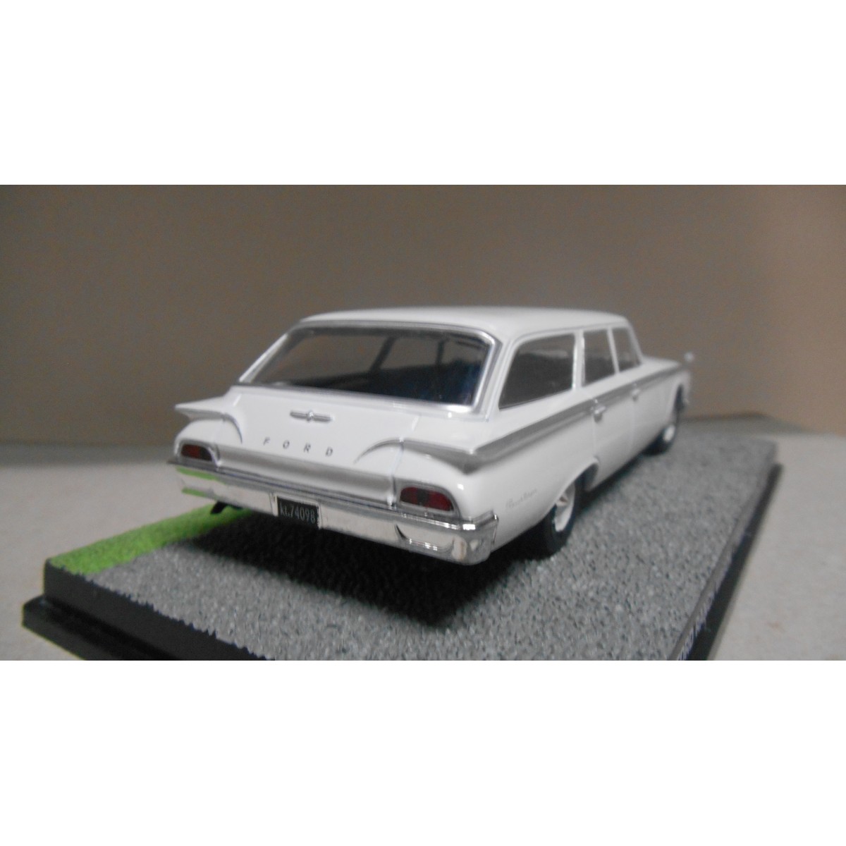 FORD RANCH WAGON FROM RUSSIA WITH LOVE 007 JAMES BOND 1:43 EAGLEMOSS IXO -  BCN STOCK CARS