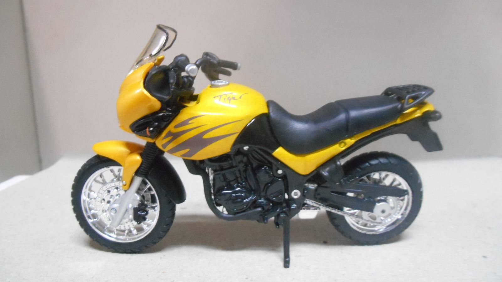 TRIUMPH TIGER 900 MOTO/BIKE 1:18 MAISTO - BCN STOCK CARS