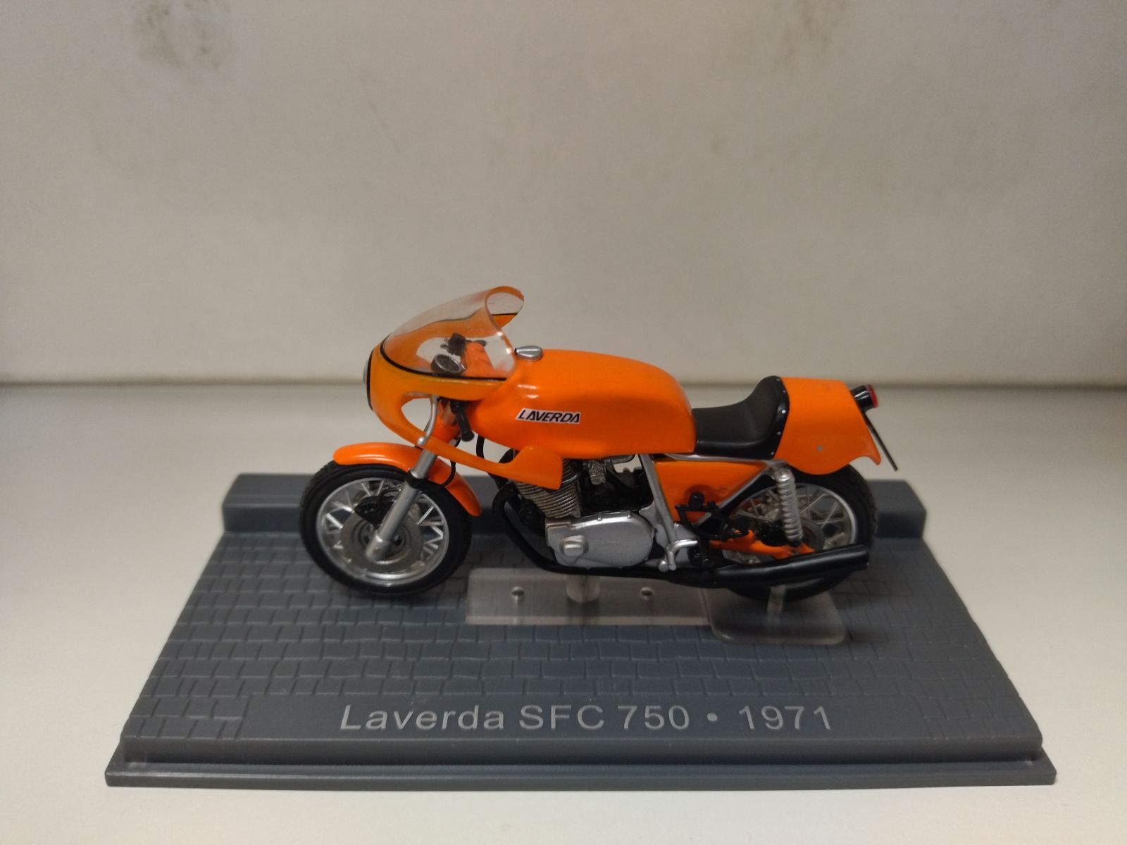 LAVERDA SFC 750 1971 CLASSIC MOTO/BIKE 1:24 ALTAYA IXO - BCN STOCK CARS